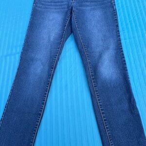 1822 Denim Women's Straight Leg Jeans in Deep Blue. Size 6.